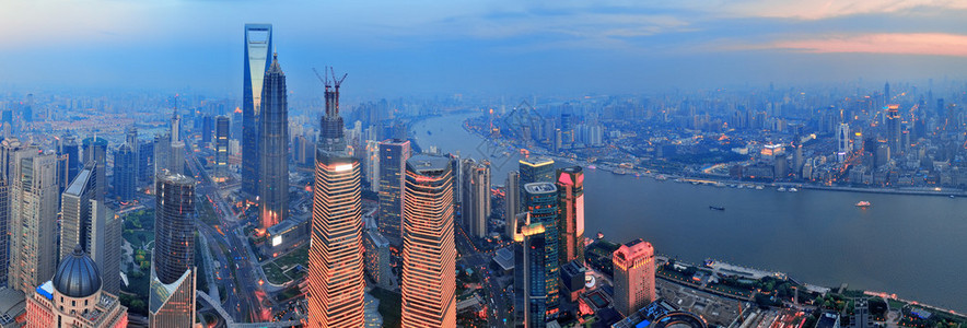 上海鸟瞰图与城市建筑和日落全景图片