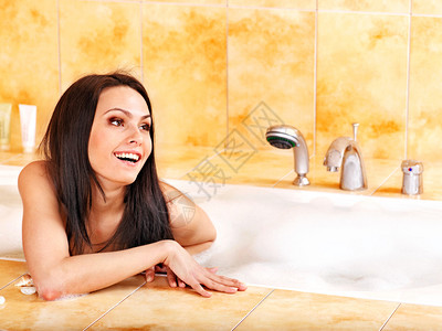 年轻漂亮的女人洗热水澡背景