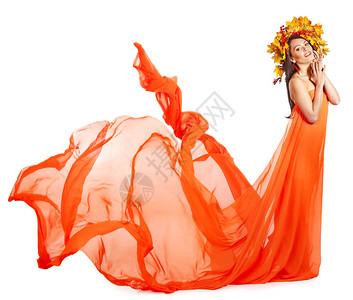 有秋叶花圈和橙色裙子的女图片
