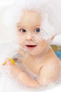 沐浴在肥皂水中的小女婴图片