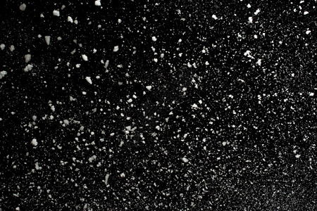 黑色背景上飞舞的雪花图片