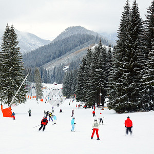滑雪者和单板滑雪者在斯洛伐克的Jasna图片