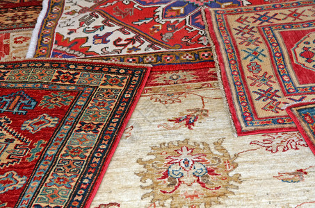 古董精品店陈列的昂贵的古董东方地毯系列图片