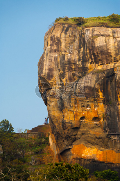 斯里兰卡锡吉里亚历史悠久的前堡垒和修道院狮子岩入口侧隐图片