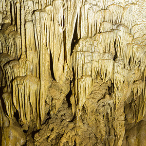 越南世界最大的山洞太阳道洞穴的背景图片