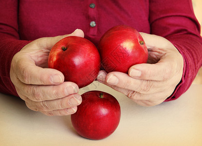 3个红苹果在一背景图片