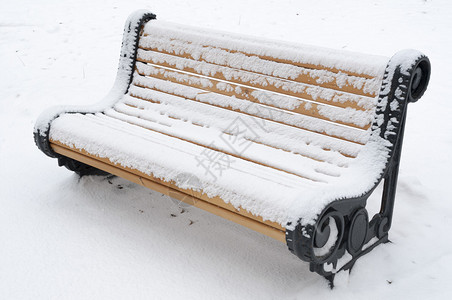 雪盖的公园长椅图片
