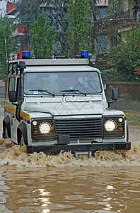 救援车以一种在洪水期间完全被淹的方式图片