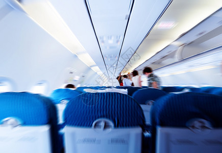 有乘客一般看法的飞机客舱图片