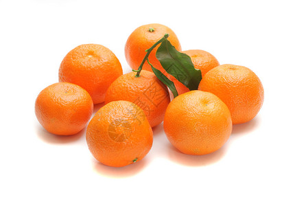 组上白色孤立的橙色水果图片