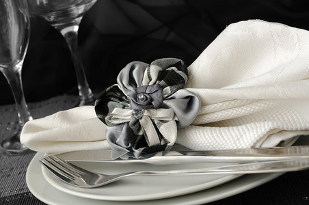 装饰式的折叠餐巾纸夹在餐具板上的花朵图片