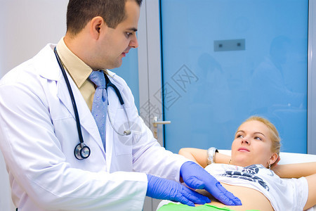 医生检查病人的腹部图片