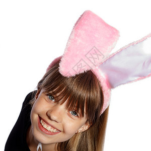 带着兔子耳朵的笑脸女孩图片