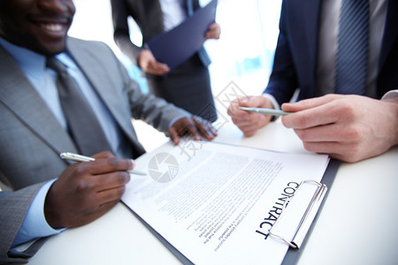 商业与两名雇员签订合同的图图片