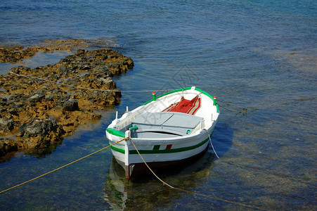 渔船停泊在西里岛小渔村Pozzallo的海滩上背景图片
