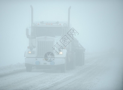 Highway的白色18辆轮式卡车驾驶雪暴或白色脱落图片