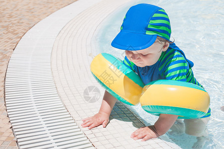 小男孩在游泳池里玩水图片