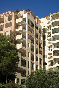 现代公寓大楼的外立面图片