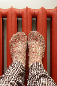 用羊毛袜在暖气片上加热的脚图片