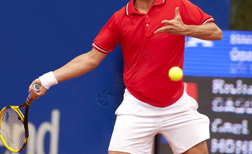 网球运动员在比赛中的动作图片