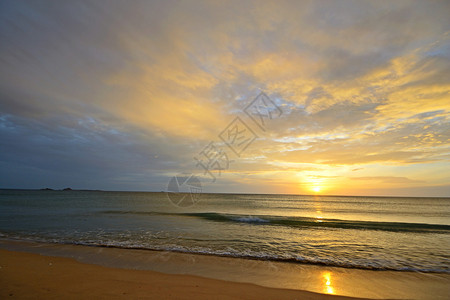 从斯里兰卡尼拉韦利沙漠海滩到黄昏的长期模糊图片