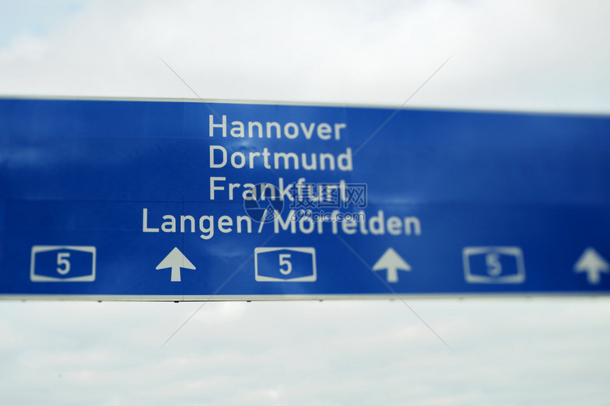德国高速公路标志通往汉诺威多特蒙德法兰克福和兰根莫费尔登的方向标志有关欧洲和德国道路基础设施和其他需求的传单的有用文件移轴镜头用图片
