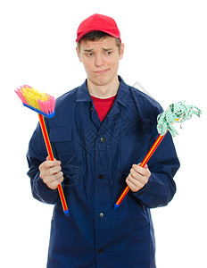 年轻的男清洁工拿着小刷子和拖把被白色隔离图片