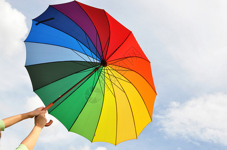 手中的彩虹伞图片