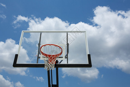 反对多云天空的室外篮球架背景图片