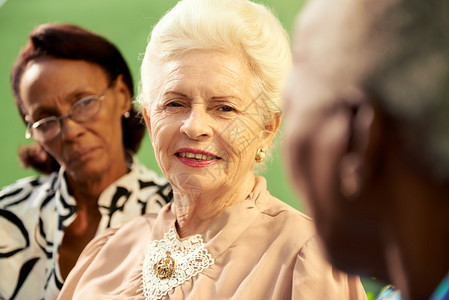 活跃的退休老年妇女和空闲时间图片
