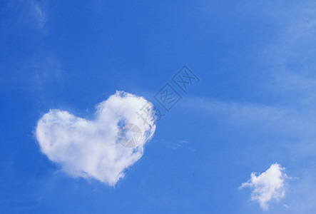 蓝天中心形的云图片
