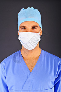 身穿蓝色衬衫的深色背景的医生背景图片