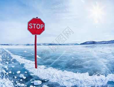前往奥尔孔岛的Baikal冰面过境点上的禁止背景图片