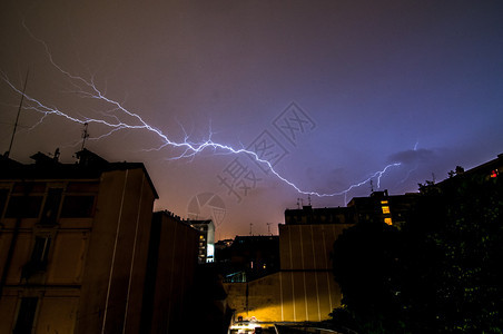 暴风雨期间城市的夜间闪电图片