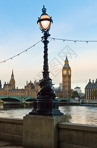 伦敦市风景有街灯和威斯图片
