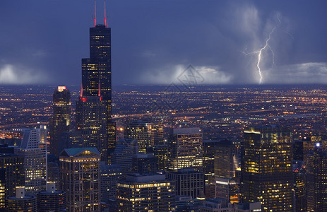 天际线芝加哥与远处的风暴芝加哥南侧视图美国伊利诺伊州芝加哥美图片