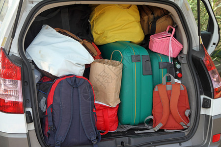 满车行李箱和袋子的汽车图片