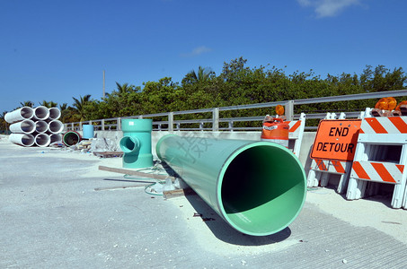 道路建筑工地的塑料下水道管图片