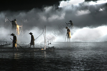 渔民在雾中捕鱼图片