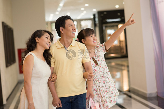 现代家庭站在商场里女儿笑着图片