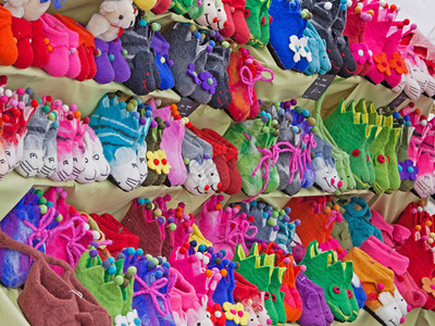 在英国市场摊位上展示的儿童拖鞋的feltsl图片