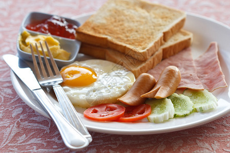 鸡蛋和肉的西式早餐图片