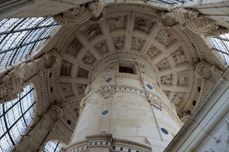 法国香波城堡楼梯的天花板图片