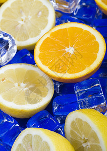 冰块中的柠檬和橙子背景图片