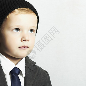 时尚小男孩在suitstyle孩子的画图片