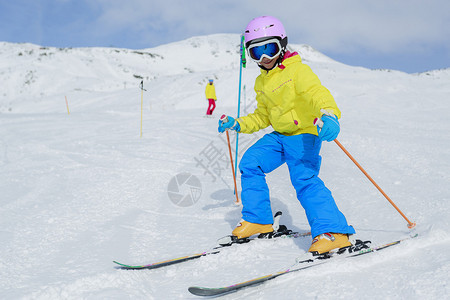 滑雪滑雪道上的滑雪者图片