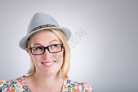 戴眼镜思考的女人图片