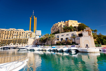 海边有船的美丽城市风景马耳他波图片