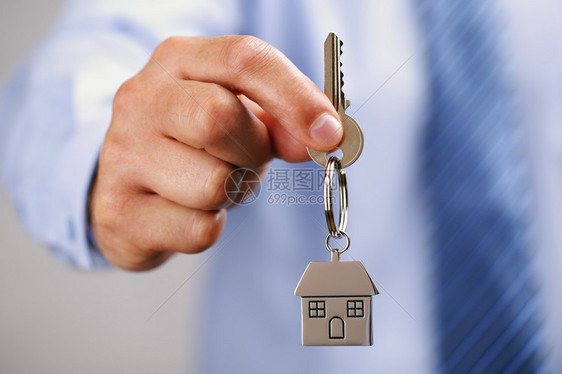 持有房子钥匙在房子形图片