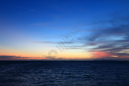 黄昏时日落的天空和海洋图片